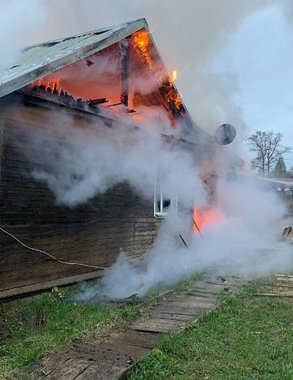 "Добавил жару": из-за газового баллона в Кировской области едва не сгорел целый дом